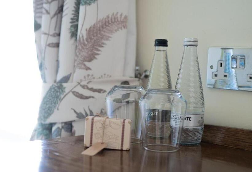 Отель Winchester Royal