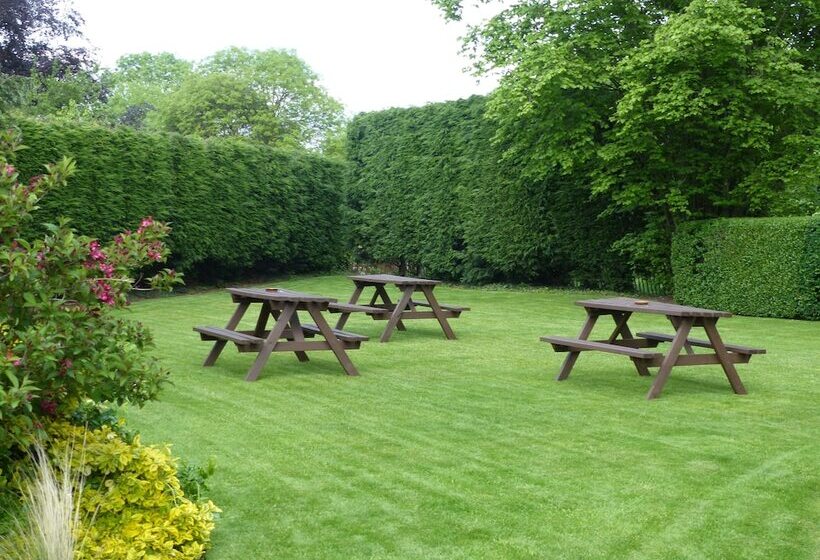 The Cedars Hotel & Restaurant