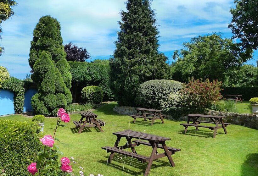 The Cedars Hotel & Restaurant