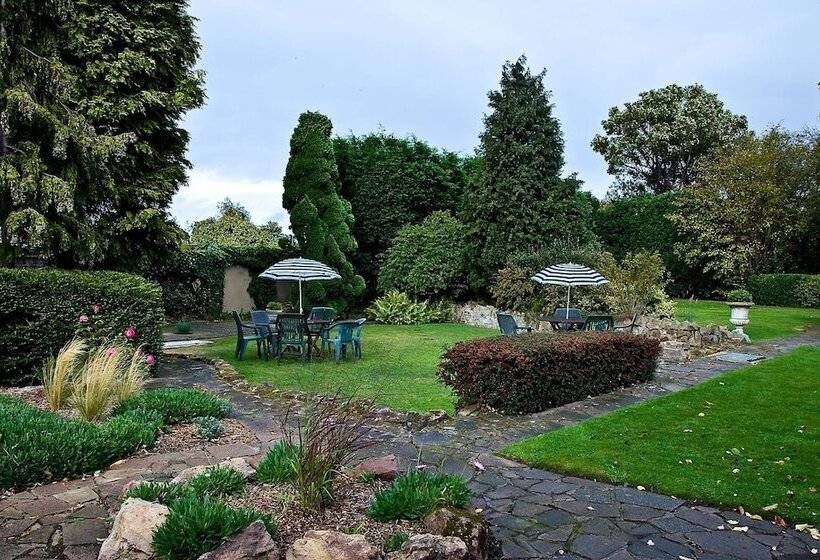 The Cedars Hotel & Restaurant