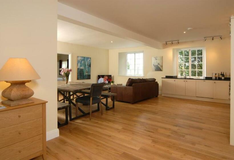 Unicorn Aparthotel Suites