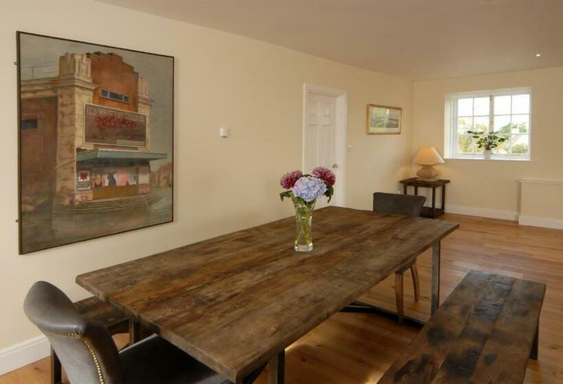 Unicorn Aparthotel Suites