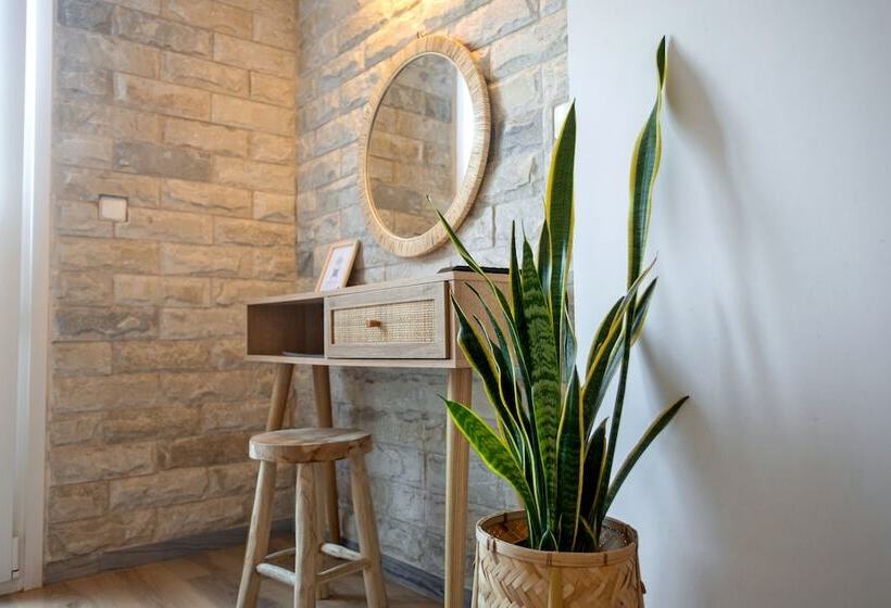 Adonis Hotel & Apartments