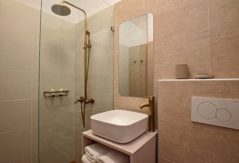 Adonis Hotel & Apartments