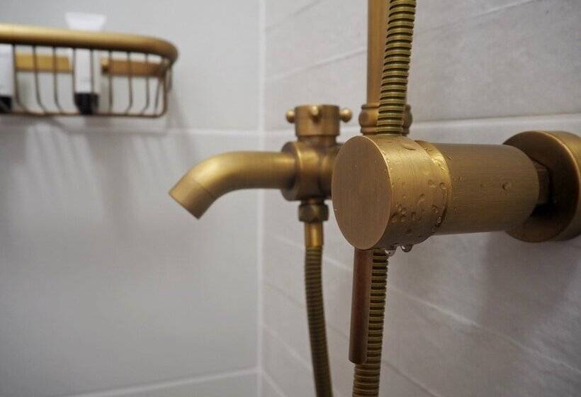 Adonis Hotel & Apartments