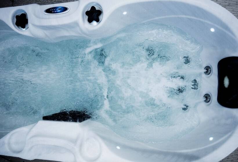 Adonis Hotel & Apartments