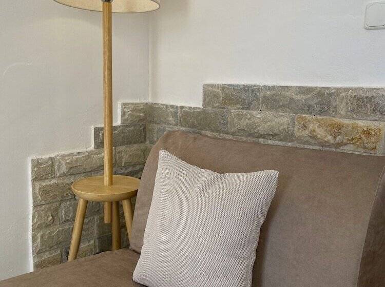 Adonis Hotel & Apartments