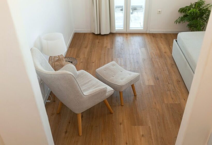 Adonis Hotel & Apartments