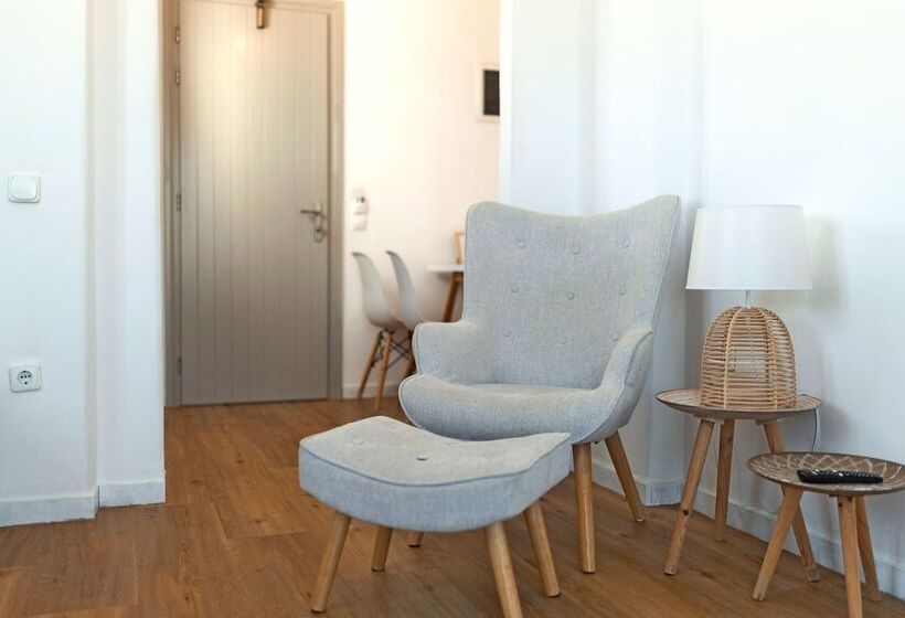 Adonis Hotel & Apartments