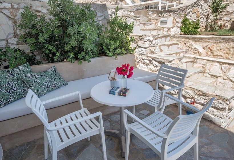 Adonis Hotel & Apartments