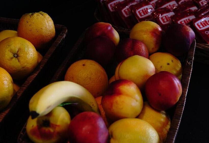 בית מלון כפרי Adonis City