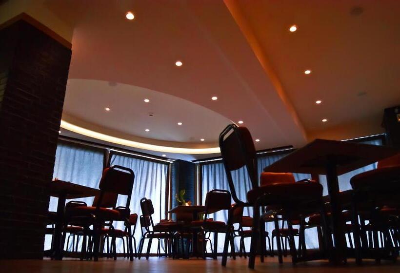 בית מלון כפרי Adonis City