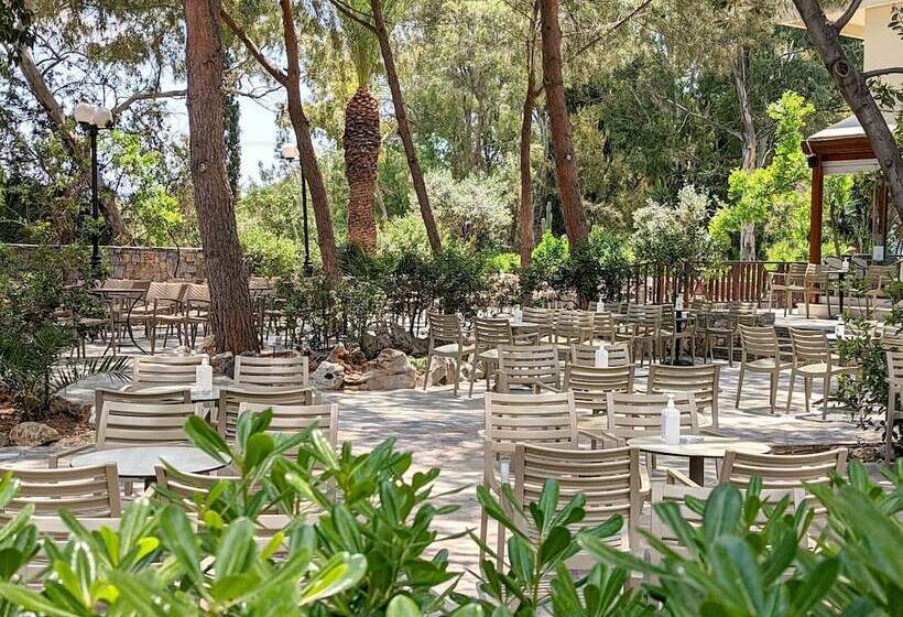 فندق Apollonia Beach Resort & Spa