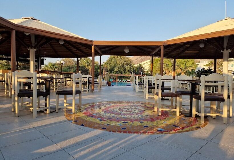 فندق Apollonia Beach Resort & Spa