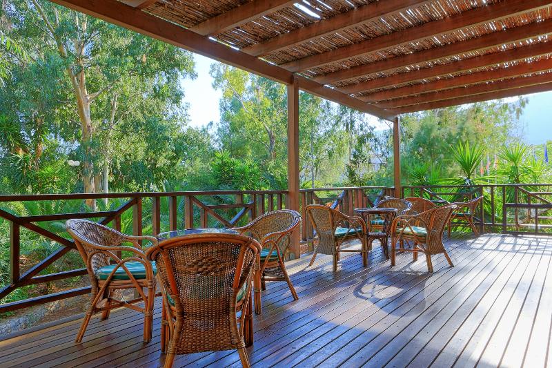 فندق Apollonia Beach Resort & Spa