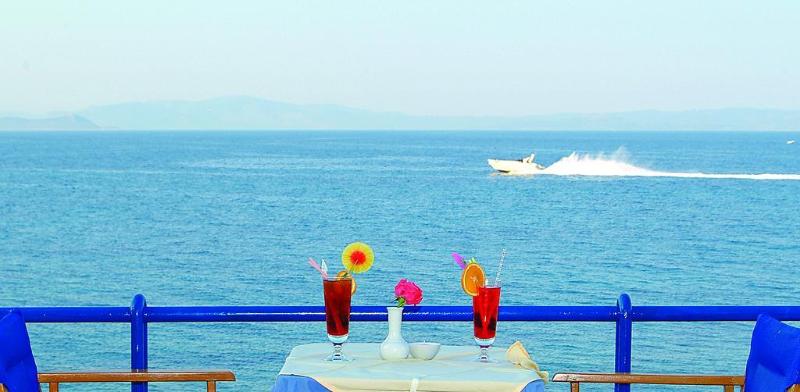 ホテル Attika Beach