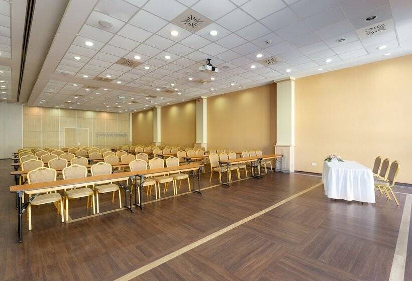 Отель Eger & Park