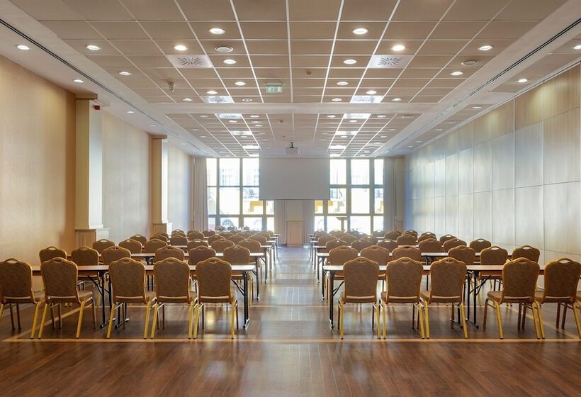 Отель Eger & Park