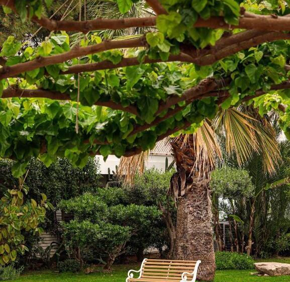 בית מלון כפרי Marathon Beach Resort