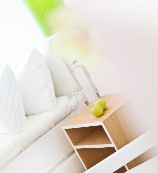 בית מלון כפרי Marathon Beach Resort