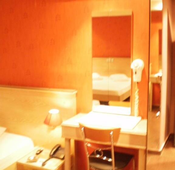 Отель Niki Piraeus