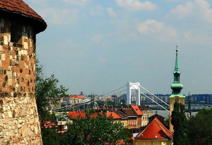 בית מלון כפרי Orion Várkert