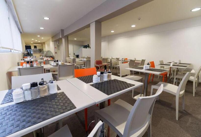 בית מלון כפרי Piraeus City