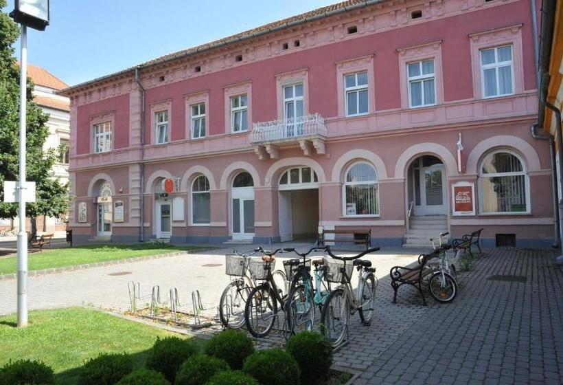 ホテル Piros Arany Panzió Kalocsa