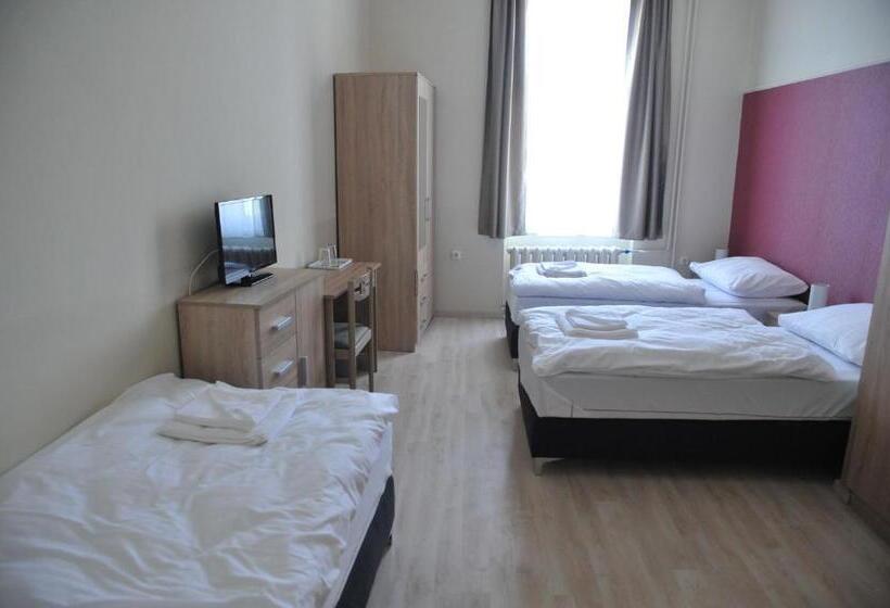 ホテル Piros Arany Panzió Kalocsa