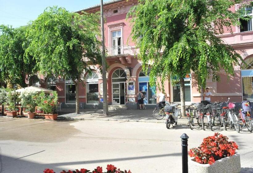 ホテル Piros Arany Panzió Kalocsa