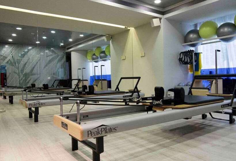 Отель St George Lycabettus Lifestyle