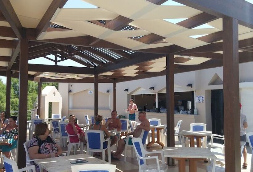 בית מלון כפרי Themis Beach