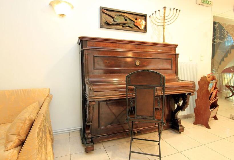 Triton Hotel Piraeus