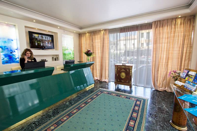 Triton Hotel Piraeus