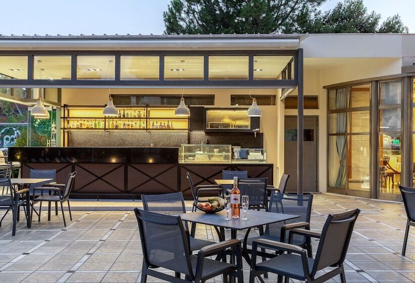 Oasis Hotel Apartments