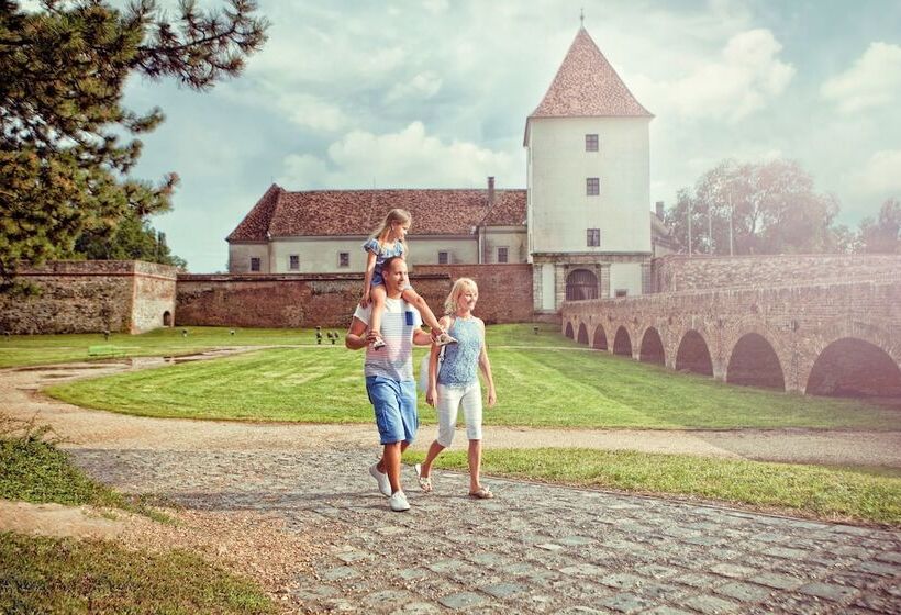 استراحتگاه Ensana Thermal Sarvar