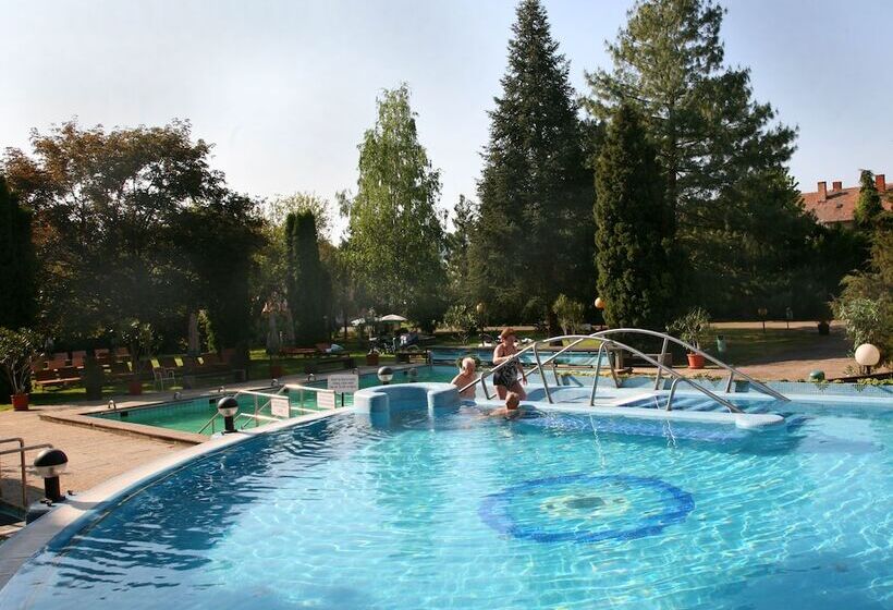 استراحتگاه Ensana Thermal Sarvar