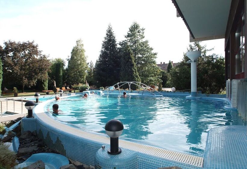 استراحتگاه Ensana Thermal Sarvar