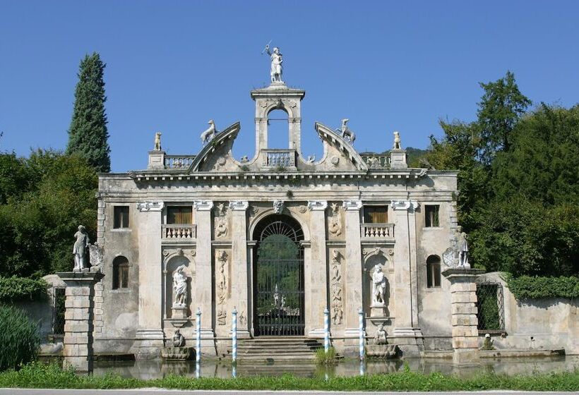 فندق Bristol Buja