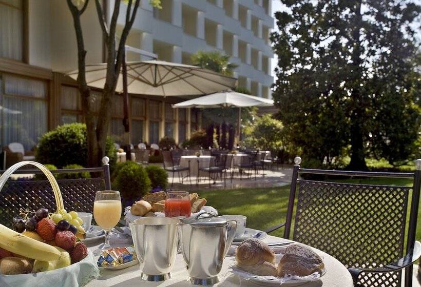 فندق Bristol Buja