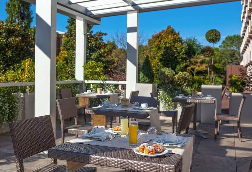 فندق Bristol Buja