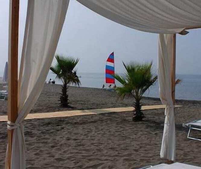 فندق Domizia Palace