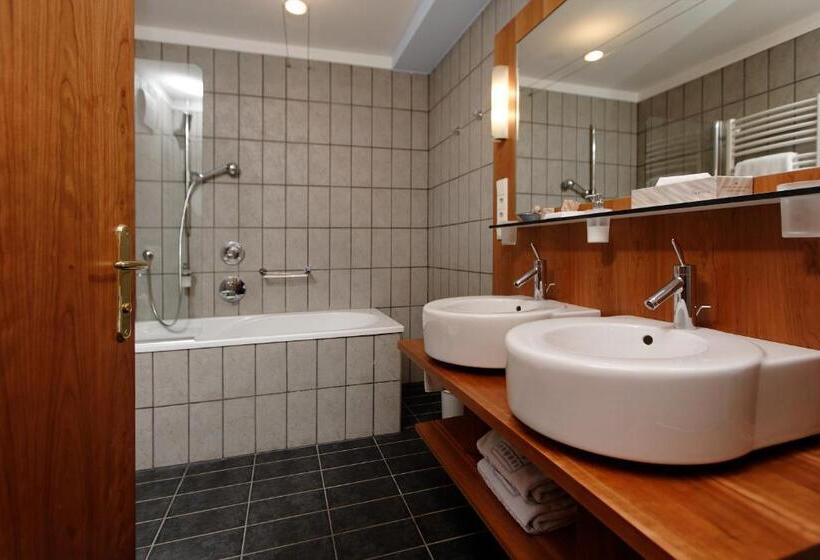 בית מלון כפרי Krone Eat Drink Stay