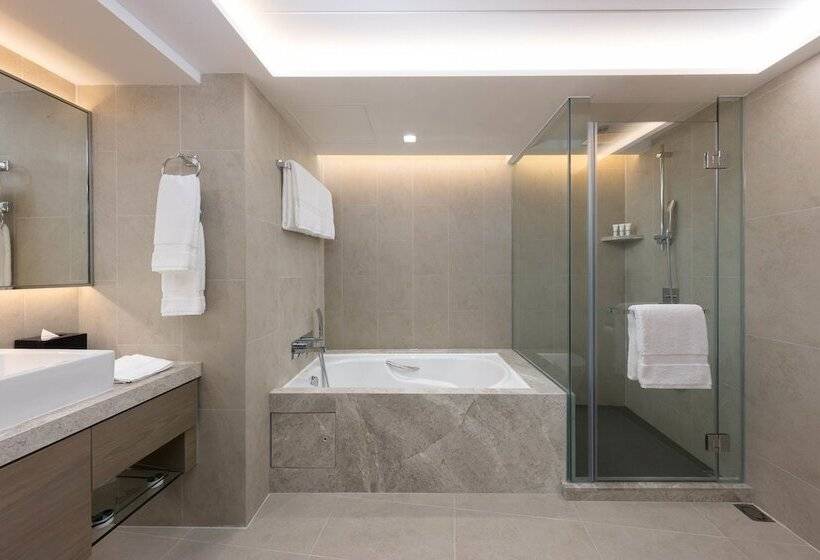 هتل New World Millennium Hong Kong