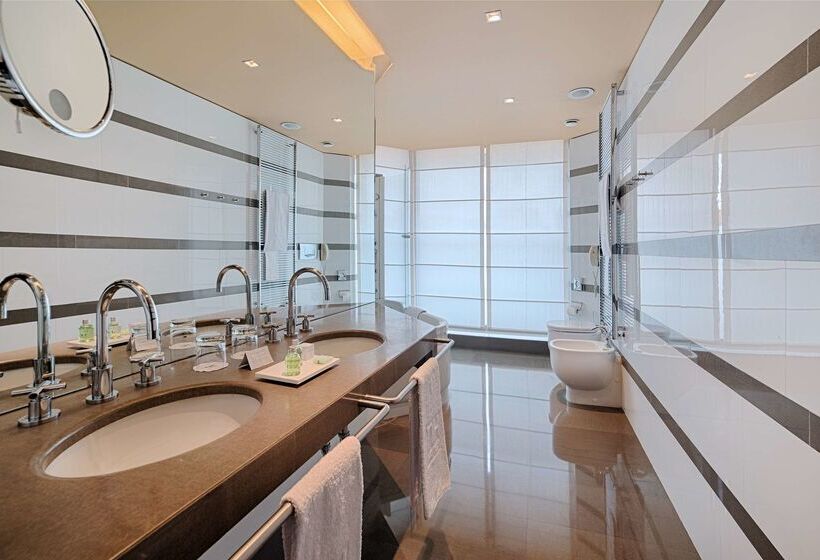 هتل NH Bologna De La Gare