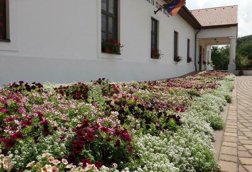 호텔 Sarlóspuszta Club