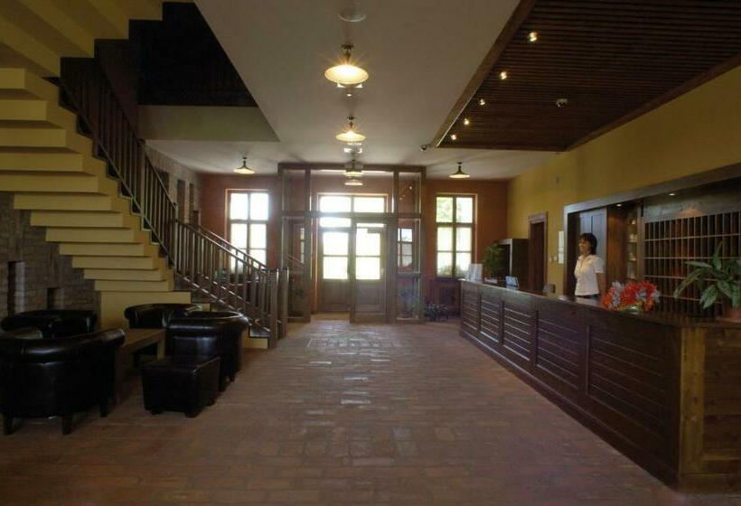 호텔 Sarlóspuszta Club