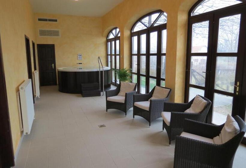 호텔 Sarlóspuszta Club