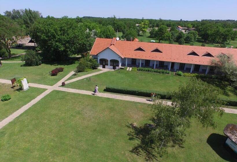 호텔 Sarlóspuszta Club