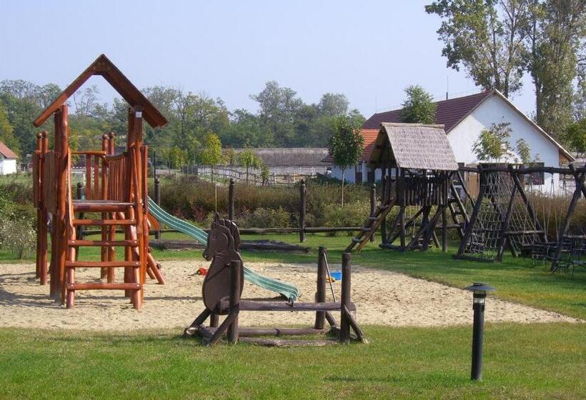 호텔 Sarlóspuszta Club